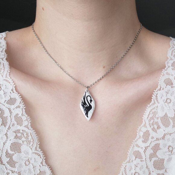 Iridescent white pearl necklace with a small silver chain - Picture 10 of 10